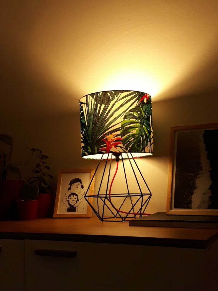 Lampa z abażurem w liscie