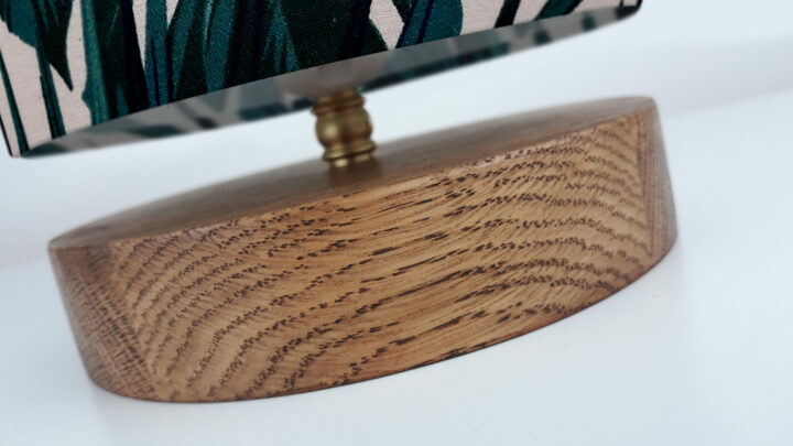 Lampa stołowa drewniana z abażurem we wzór tropikalny