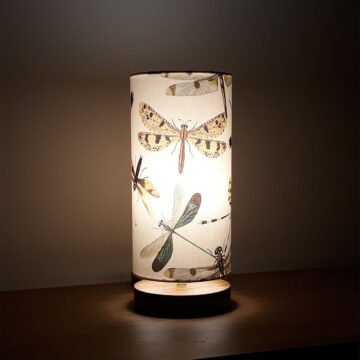 oryginalna lampa dekoracyjna z drewnianą podstawą i abażurem
