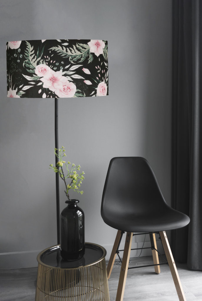 abazur na lampę podłogową cylindryczny czarny w różowe kwiaty