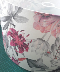 abażur biały w różowe kwiaty do lampy podłogowej z materiału kształt cylindra