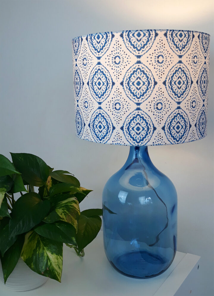 abażur biało-niebieski na lampe