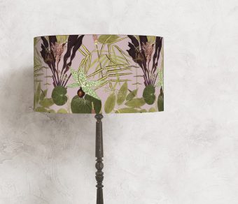 abażur różowy do lampy stołowej w kwiaty rośliny