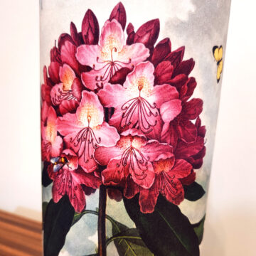 lampa dekoracyjna dębowa z abażurem w kwiat