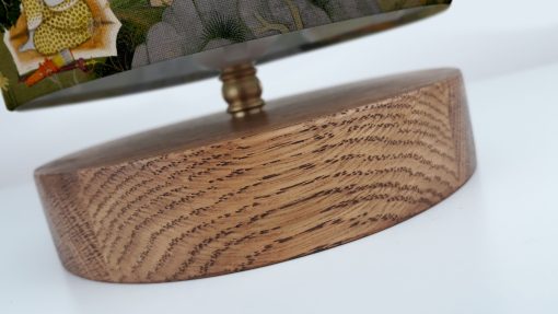 mała lampa stołowa drewniana z abażurem